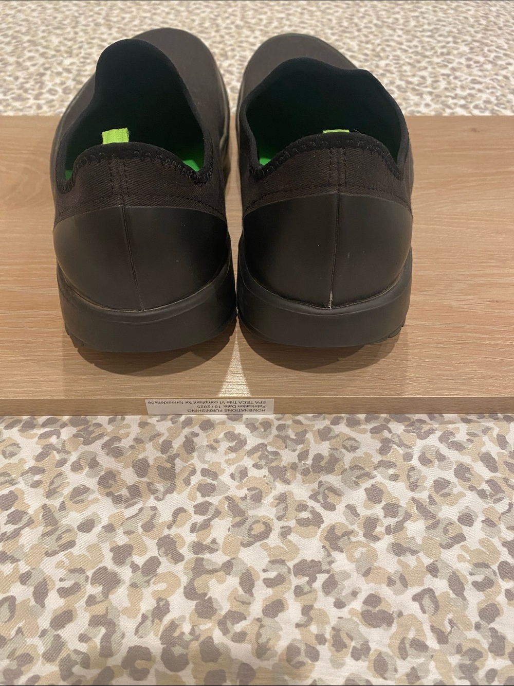 OOFOS Men’s Size 10.5 Black Slip-On Comfort Loafers with Green Accents - Picture 3 of 8